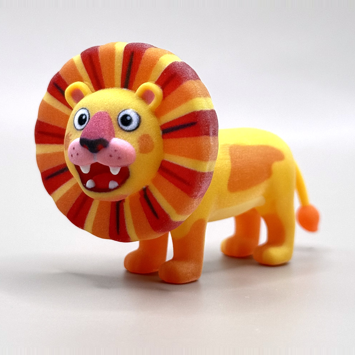 ライオンの絵から実際に造形したフィギュアの写真