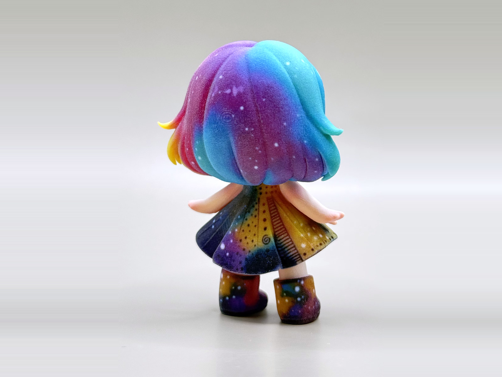 実物サンプル：オリジナルキャラクターのフィギュアを後ろから撮影した写真。髪とスカートの色の変化が見える